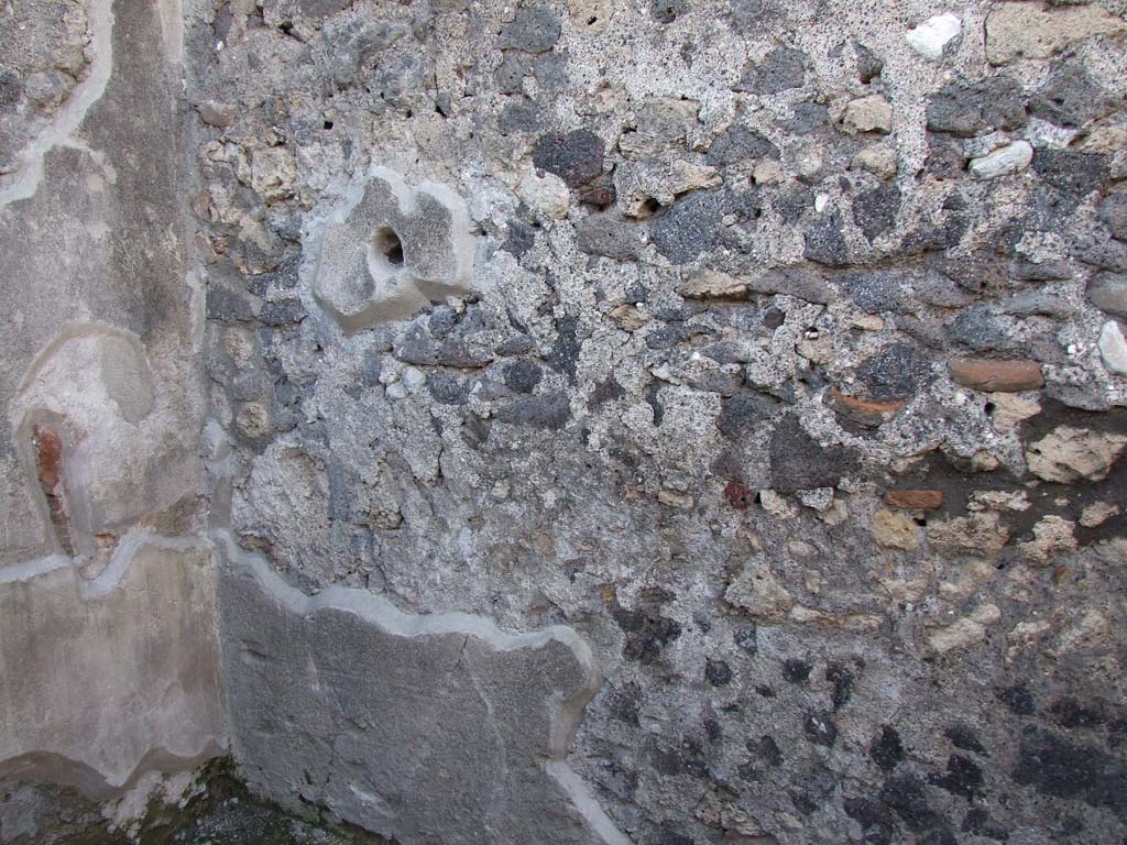 IX.3.2 Pompeii. March 2009. North wall of cubiculum on south side of entrance corridor.
