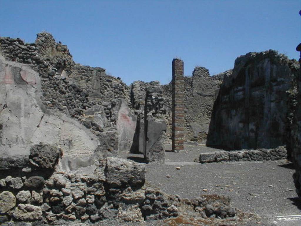 IX.3.2 Pompeii.  May 2005. Looking across former atrium to garden area.