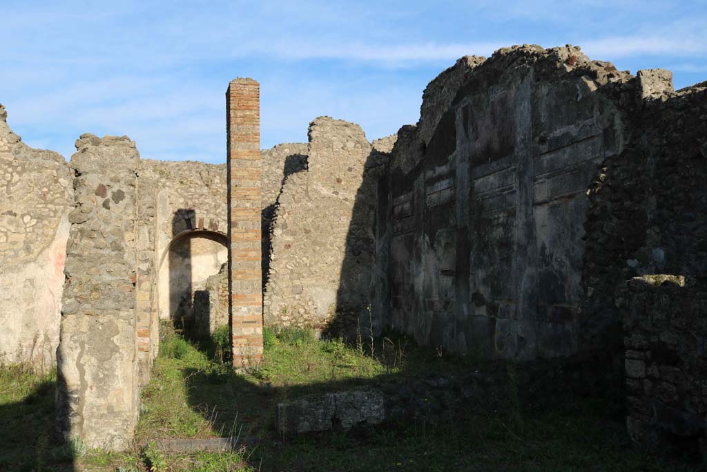 IX.3.2 Pompeii. December 2018. Looking east to garden area. 
The pillar originally supported a two-sided portico on the north and west sides. Photo courtesy of Aude Durand.