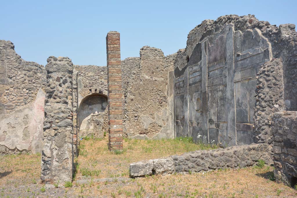 IX.3.2 Pompeii. July 2017. Looking east to garden area. 
The pillar originally supported a two-sided portico on the north and west sides.
Foto Annette Haug, ERC Grant 681269 DÉCOR.