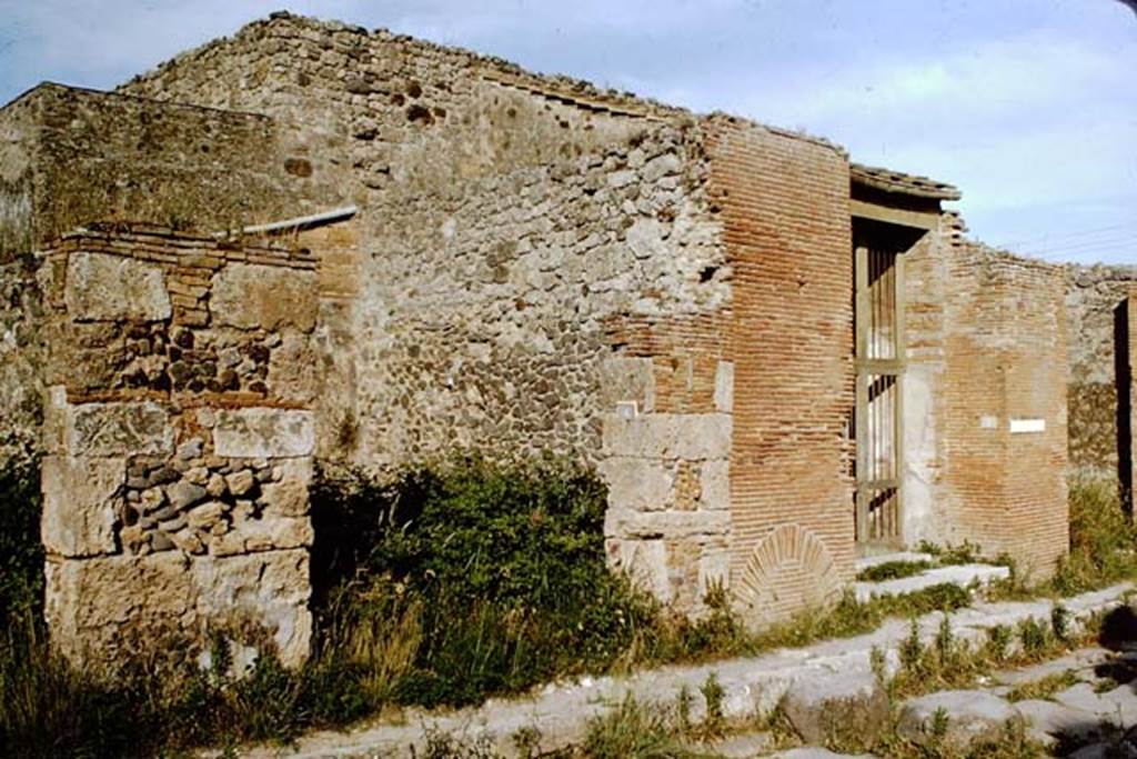 IX.3.4 Pompeii. 1964. Looking south-east towards entrance doorway.  Photo by Stanley A. Jashemski.
Source: The Wilhelmina and Stanley A. Jashemski archive in the University of Maryland Library, Special Collections (See collection page) and made available under the Creative Commons Attribution-Non Commercial License v.4. See Licence and use details.
J64f1327