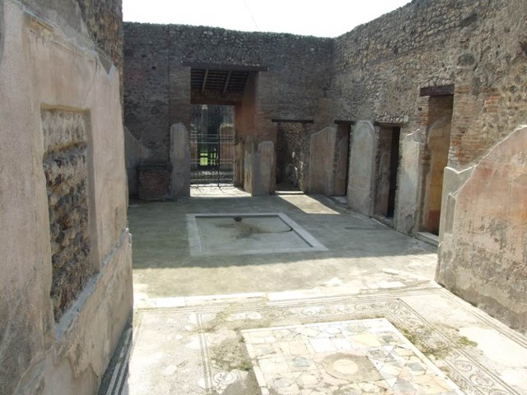 IX.3.5 Pompeii. March 2009.  Looking west from raised garden into tablinum, and through atrium to the entrance.