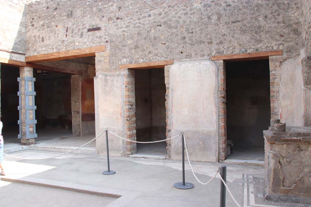 IX.3.5 Pompeii. September 2017. 
Looking south across atrium to doorways of room 14 and 13, on left. 15 in centre, and 16 on right.
Photo courtesy of Klaus Heese.