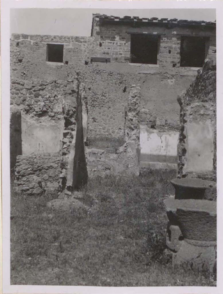 IX.3.12 Pompeii. Pre-1943. Looking north to steps to raised garden area.
According to Warscher, the smallest window would have been from the ala of IX.3.5, the two larger ones next to each other would have been in the south wall of the triclinium in IX.3.5. 
It would seem that the windows have been reconstructed. 
(La fotografia era presa dal pistrino IX.3.10/12. 
La finestra più piccola a sinistra era quella dell’ala di IX.3.5, due più grandi – l’una accanto all’altra sono quelli del triclinio (nella parete sud di quest’ultimo).
Sembra che le finestre siano state ricostruite regolarmente.)
See Warscher, T. 1942. Catalogo illustrato degli affreschi del Museo Nazionale di Napoli. Sala LXXXII. Vol.4. Rome, Swedish Institute.