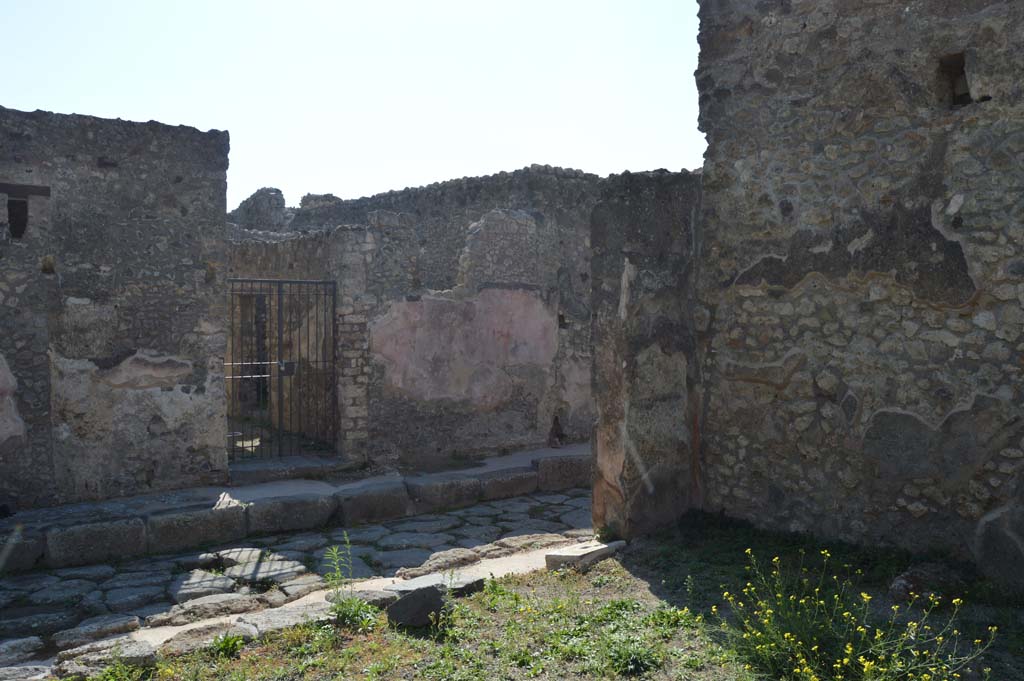 IX.3.14 Pompeii. October 2017. 
Looking south from shop-room towards entrance doorway, with doorway to IX.2.26 on opposite side of roadway.   
Foto Taylor Lauritsen, ERC Grant 681269 DÉCOR.