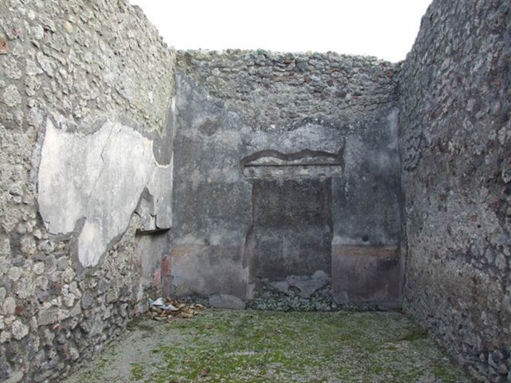 IX.3.15 Pompeii. March 2009. Room 8, south wall of triclinium/exedra.  Originally this wall would have had a doorway connecting to the atrium. The wall was decorated with a red zoccolo/plinth topped with a yellow border. When the wall was blocked up, it only received its coat of plaster and had not been decorated.