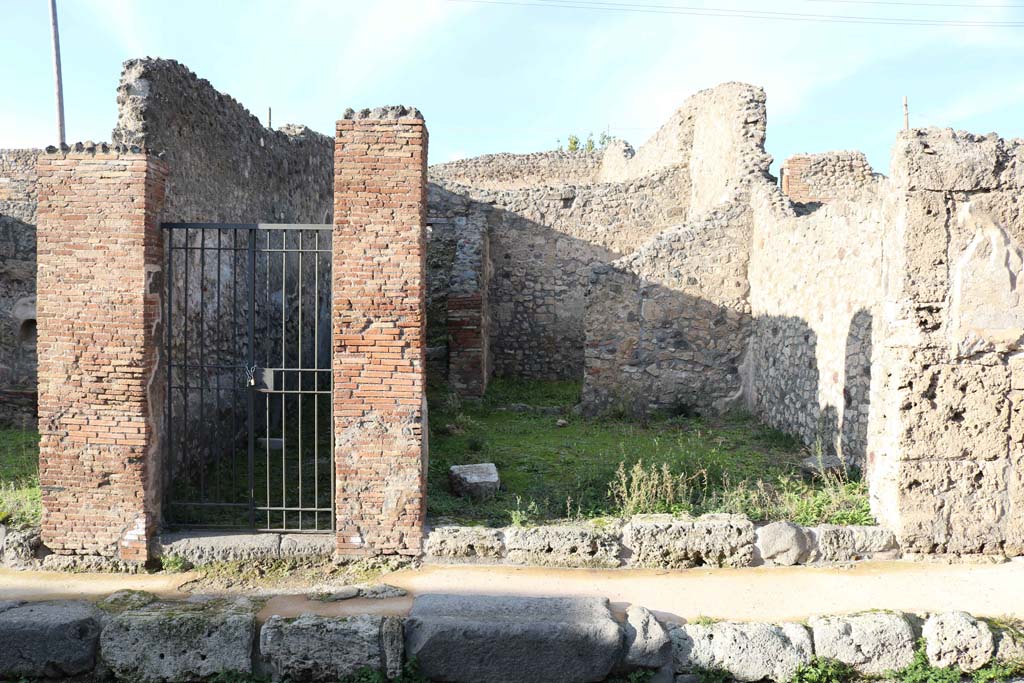 IX.3.15 Pompeii, on left, and IX.3.16, on right. December 2018. 
Looking north to entrance doorways, Photo courtesy of Aude Durand.
