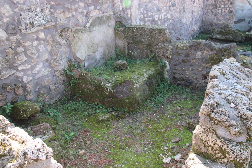 IX.3.21 Pompeii. October 2022. Looking south-west in room on south side of entrance doorway. Photo courtesy of Klaus Heese.