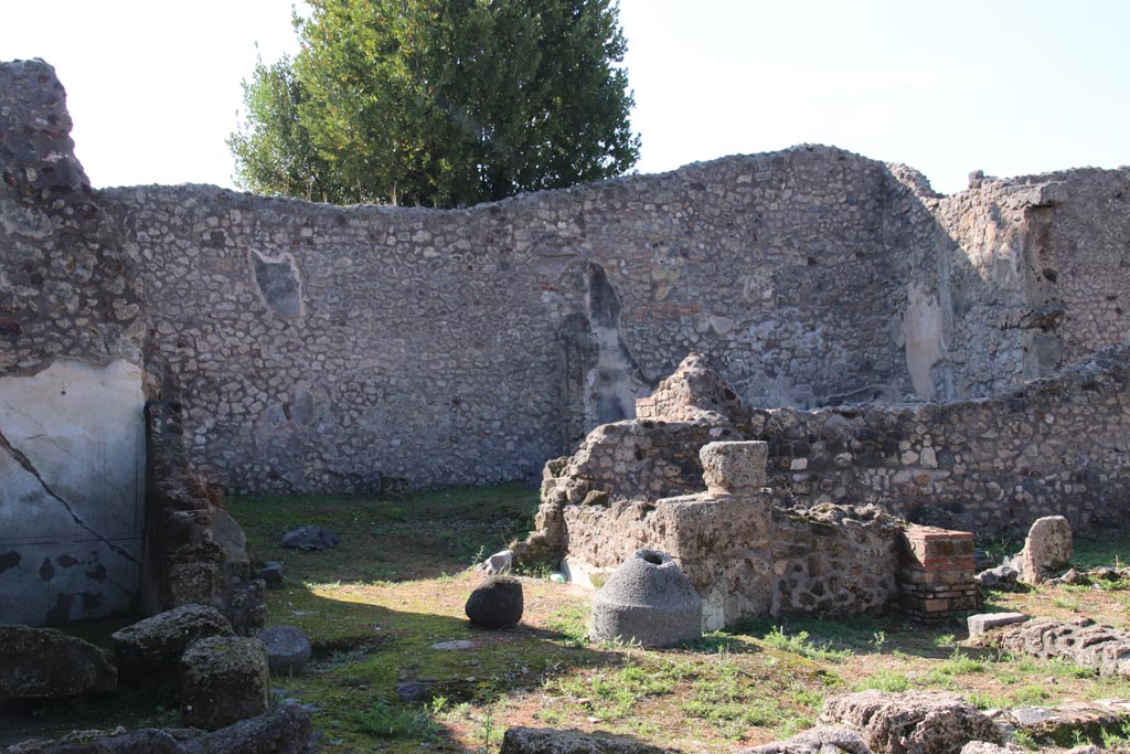 IX.3.21 Pompeii. October 2022. Looking west in south-west corner. Photo courtesy of Klaus Heese.