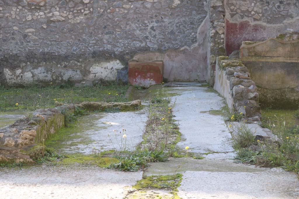 IX.3.22 Pompeii. December 2018. Looking towards west wall with basin/vat. Photo courtesy of Aude Durand.