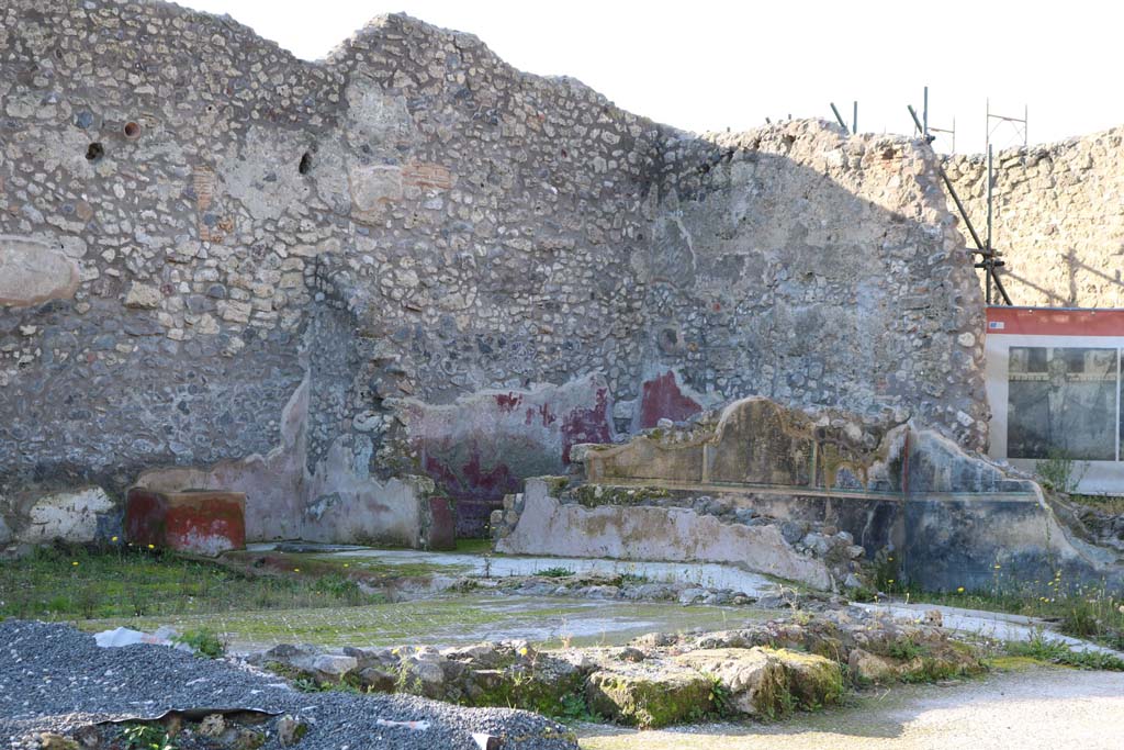 IX.3.22 Pompeii. December 2018. 
Looking towards north-west corner, with room with black painted wall decorations on east side of room with red decorations.  
Photo courtesy of Aude Durand.