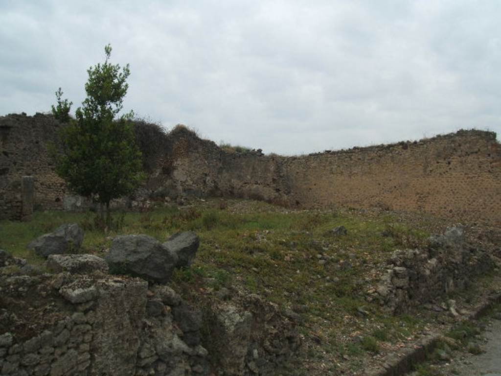 IX.3.21 Pompeii. May 2005. Looking north-west across site from Vicolo di Tesmo. According to Fiorelli, at the time of the eruption IX.3.21/22 was in use as a store of stone and brick materials from demolished houses. See Pappalardo, U., 2001. La Descrizione di Pompei per Giuseppe Fiorelli (1875). Napoli: Massa Editore. (p.147)