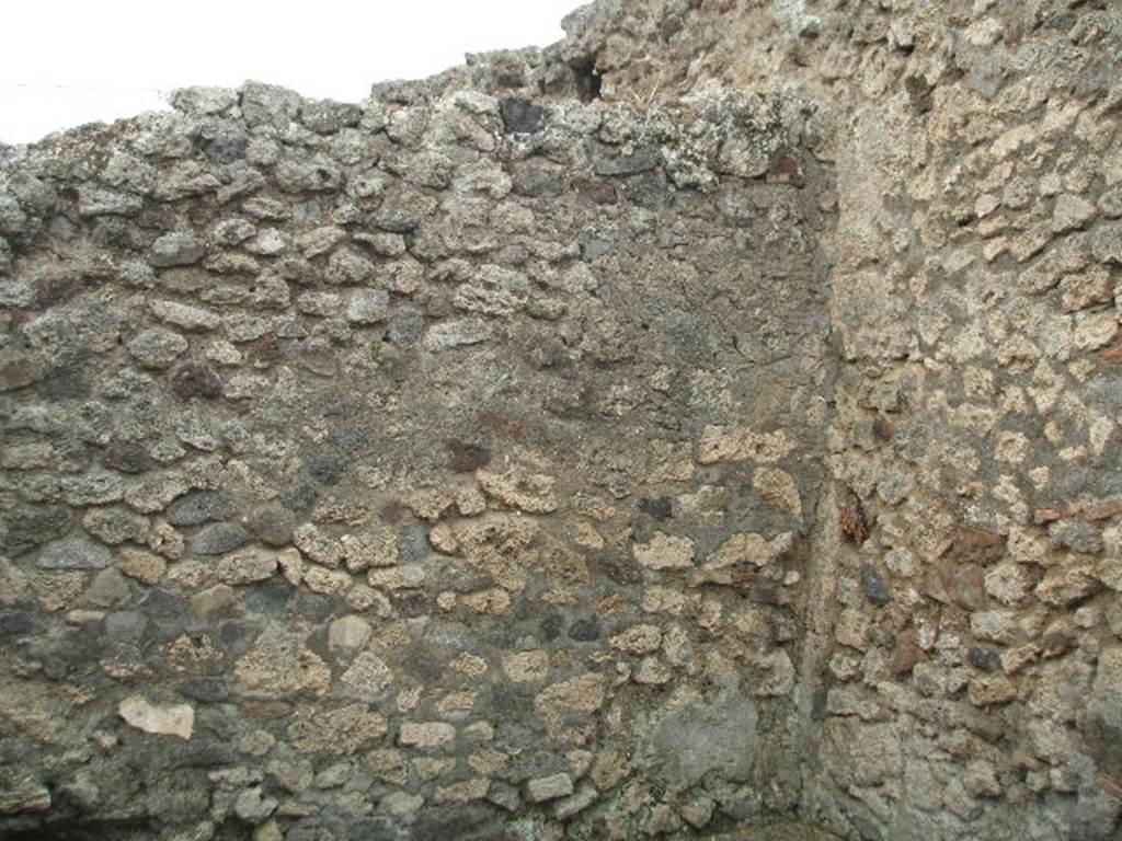 IX.3.23 Pompeii. May 2005. Garden in south-west corner of atrium. Looking towards the south-west corner in the room.
According to Jashemski –  “There was a small garden at the rear south-west part of this small house which had been built from the remnants of former construction, probably destroyed by the earthquake”.
See Jashemski, W. F., 1993. The Gardens of Pompeii, Volume II: Appendices. New York: Caratzas. (p.234, no.483)