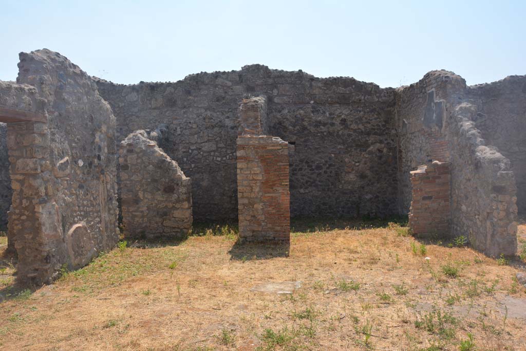 IX.3.23 Pompeii. July 2017. West side of yard c, with doorways to rooms g and f.
Foto Annette Haug, ERC Grant 681269 DÉCOR.