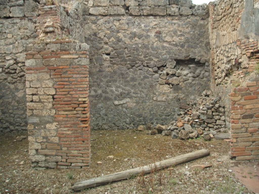 IX.3.23 Pompeii. May 2005. Room f, doorways to rooms on west side of atrium.
The one on the right, as Fiorelli described “without closure, used as the tablinum”.
The room on the left of the picture was a cubiculum.