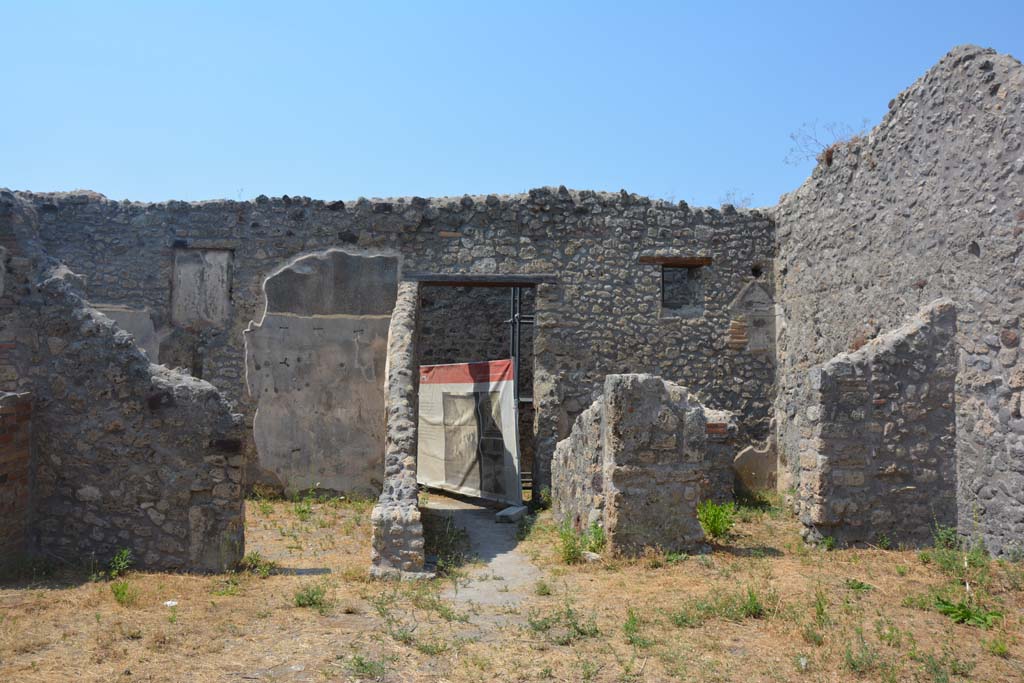 IX.3.23 Pompeii. July 2017. Looking north.
Doorways to rooms e, on left, entrance corridor/fauces, in centre, and room d, on right, on north side of yard c.
Foto Annette Haug, ERC Grant 681269 DÉCOR.