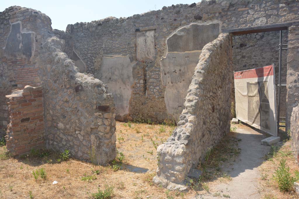 IX.3.23 Pompeii. July 2017. Triclinium e, looking through doorway on north side of yard c, with entrance corridor/fauces, on right.
Foto Annette Haug, ERC Grant 681269 DÉCOR.