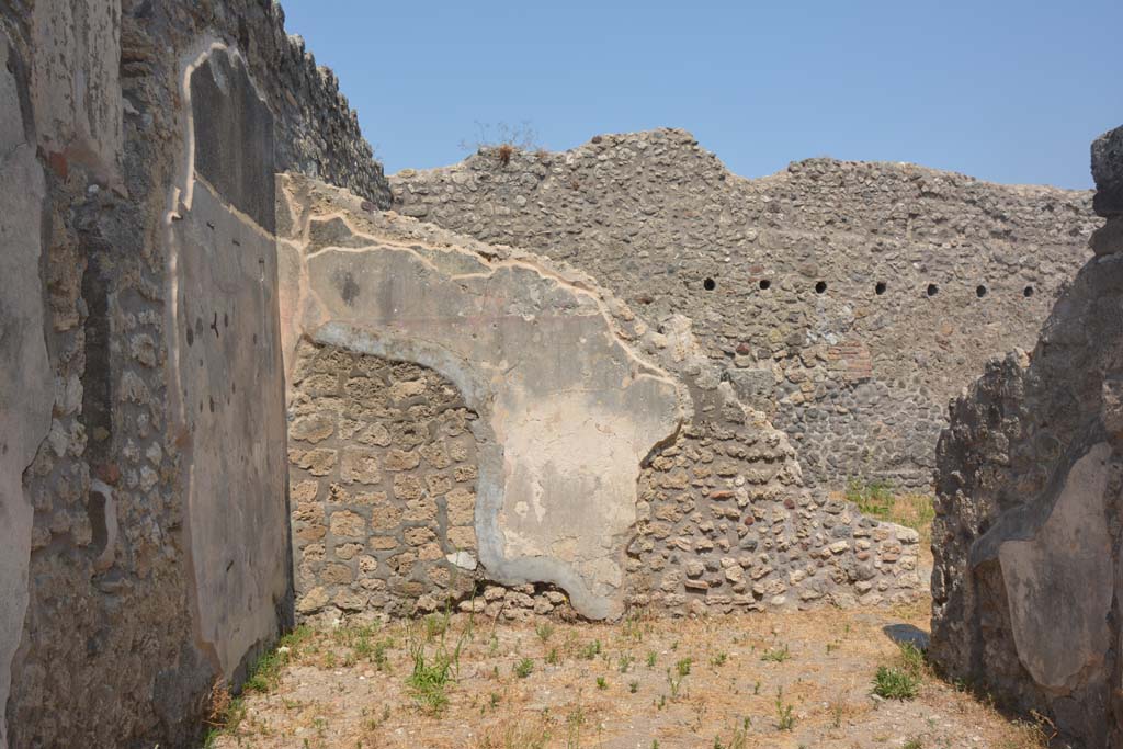 IX.3.23 Pompeii. July 2017. Triclinium e, looking towards east wall.
Foto Annette Haug, ERC Grant 681269 DÉCOR.