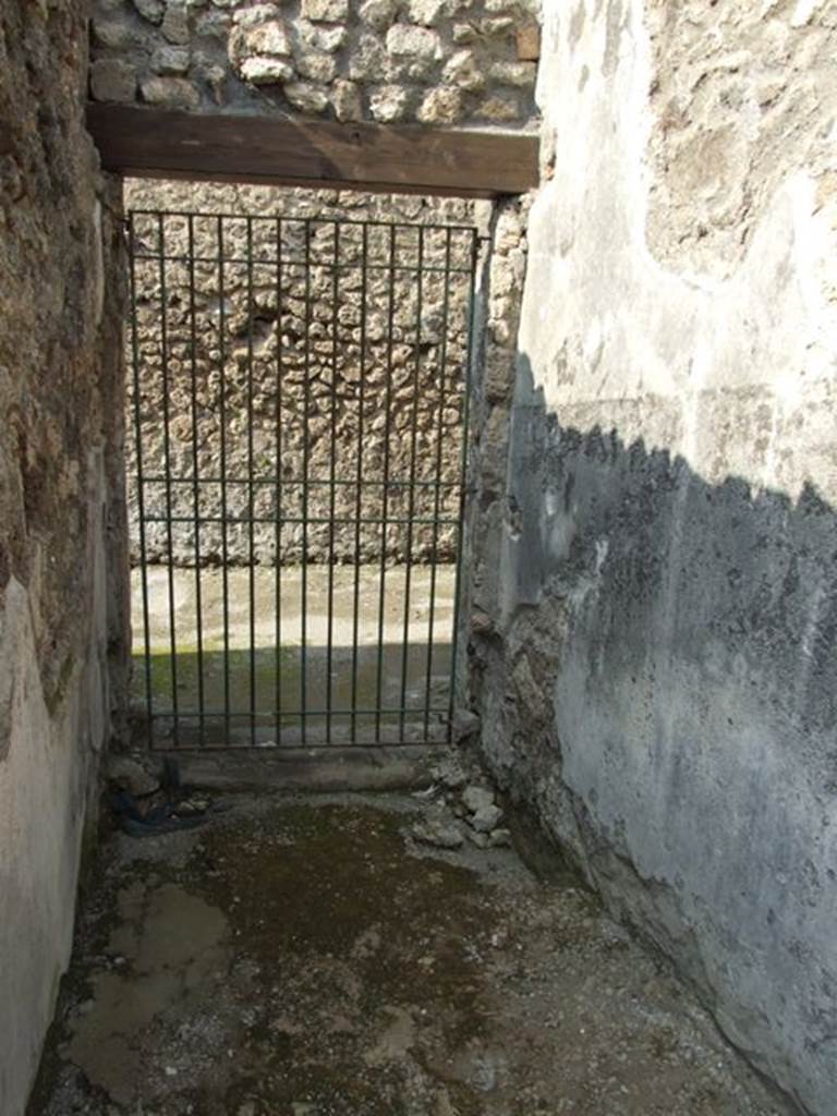 IX.3.24 Pompeii.  March 2009.  Fauces, room 28 showing interior of entrance corridor at IX.3.24