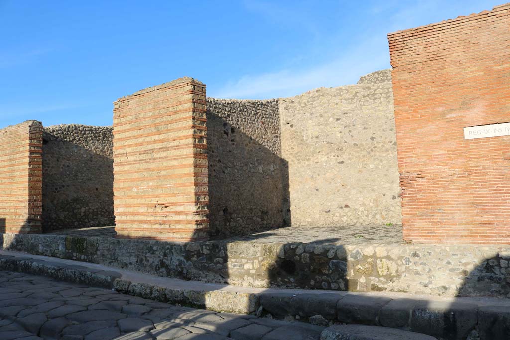 IX.4.8 Pompeii, on left, and IX.4.9, on right. December 2018. Looking east to entrance doorways. Photo courtesy of Aude Durand.