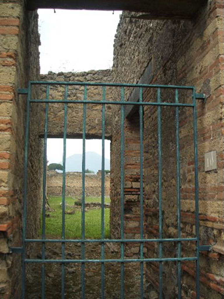 IX.4.10 Pompeii. May 2005. Secondary Entrance on South Side.Looking north along entrance corridor from entrance doorway.
On the right of the corridor is a doorway leading into the multi-seat public latrine “e”.
According to Hobson, Mau showed a drain from the large swimming tank “h” in the Central Baths passing to the public latrine, presumably to act as a sluicing system 
(See Mau, A., 1907, translated by Kelsey F. W. Pompeii: Its Life and Art. New York: Macmillan, page 209). 
However he did not indicate the sewer drainage from that latrine. 
Although no excavation has been carried out to confirm this, it is believed that the drainage from this latrine is into a large cesspit (Die Hahn, personal letter).
See Hobson, B., 2009. Latrinae et foricae: Toilets in the Roman World. London; Duckworth, (page 128).