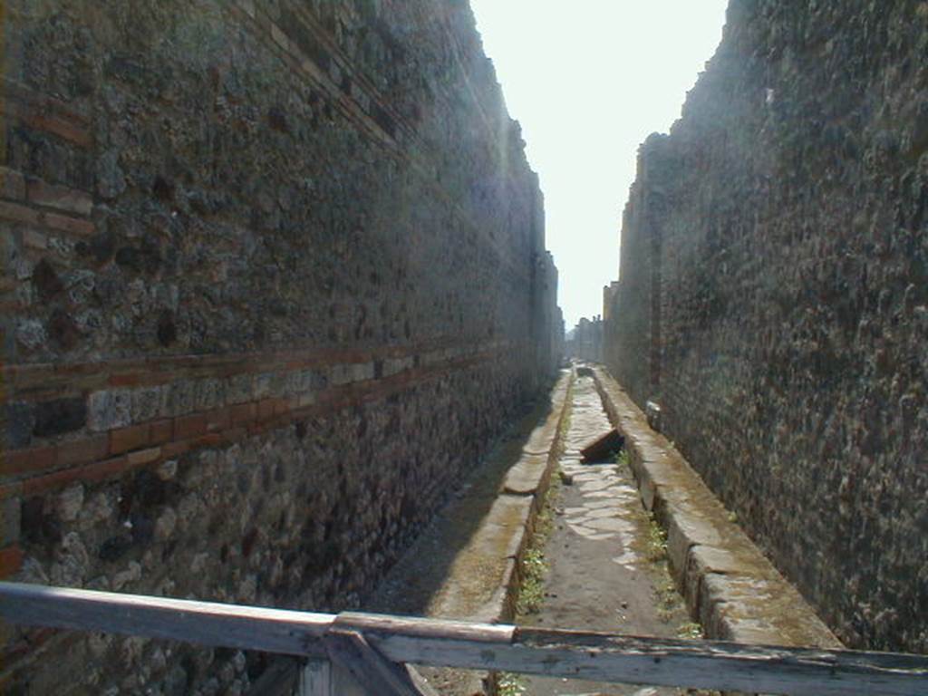 IX.5 Pompeii.  Vicolo di Tesmo looking south from Via di Nola. (IX.4.16 on the right).
