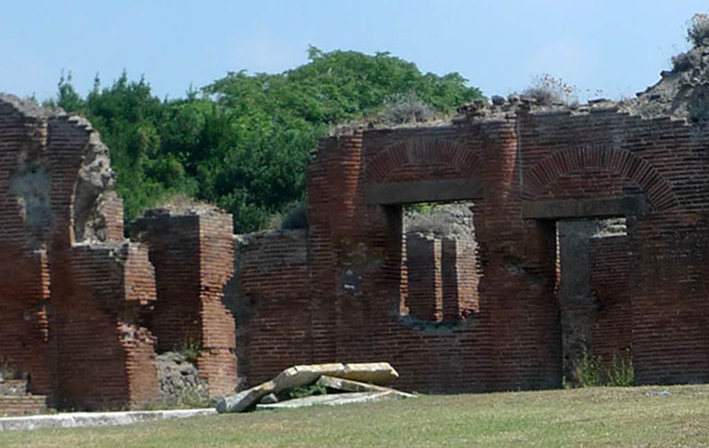 IX.4.18 Pompeii. September 2011. Two doorways into vestibule i. 
At the rear on the left can be seen the small rooms “k” and “l”. 
Photo courtesy of Michael Binns.