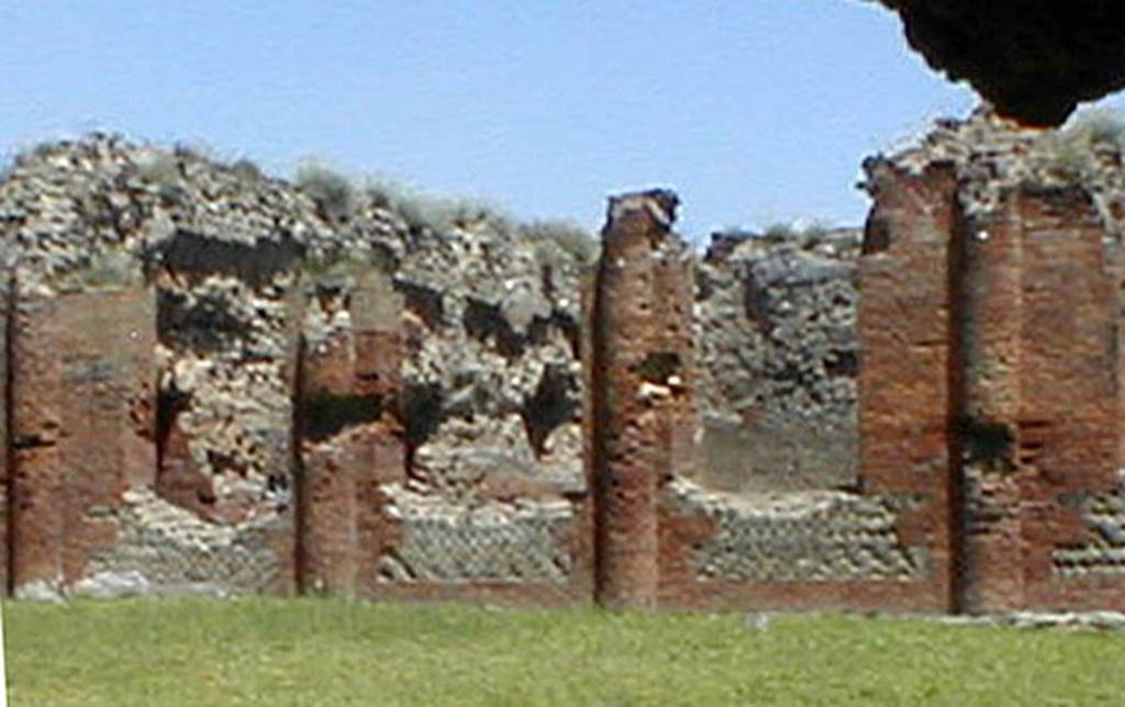IX.4.18 Pompeii. May 2005. Apodyterium or frigidarium “p”. Looking east from entrance across palaestra “d”.