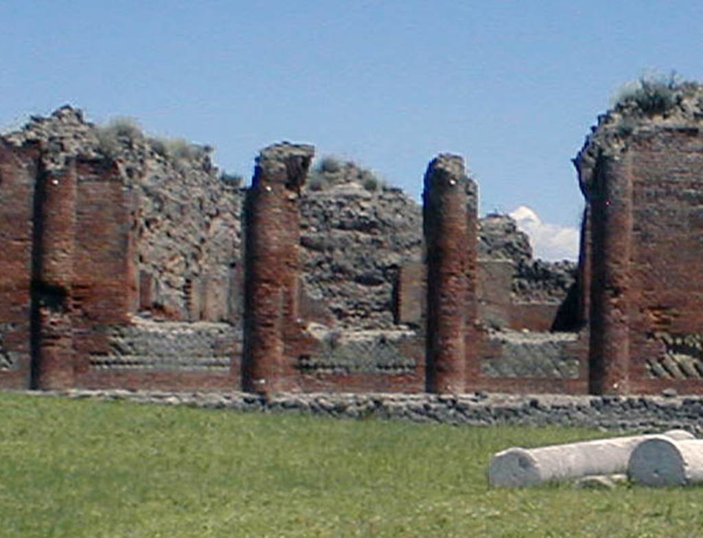 IX.4.18 Pompeii. May 2005. Tepidarium “q”. Looking east from entrance across palaestra “d”.