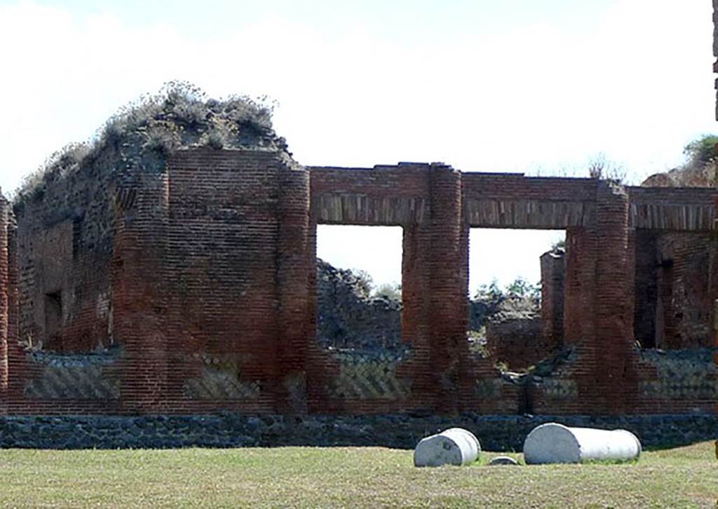 IX.4.18 Pompeii. September 2011. Caldarium “s” on east side of baths palaestra “d”. 
Detail from photo courtesy of Michael Binns.