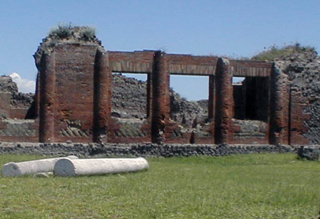 IX.4.18 Pompeii. May 2005. Caldarium “s”. Looking east from entrance across palaestra “d”.