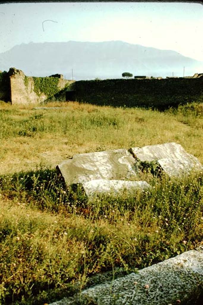IX.4.18 Pompeii. 1957. Looking south-west towards IX.4.10. Photo by Stanley A. Jashemski. 
Source: The Wilhelmina and Stanley A. Jashemski archive in the University of Maryland Library, Special Collections (See collection page) and made available under the Creative Commons Attribution-Non Commercial License v.4. See Licence and use details.
J57f0318