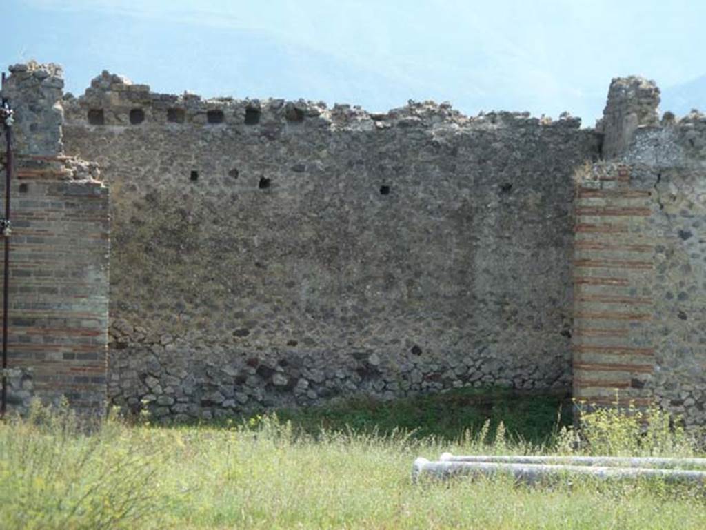 IX.4.18 Pompeii. September 2015. Looking towards the south wall of baths behind the entrances of IX.4.11-14.