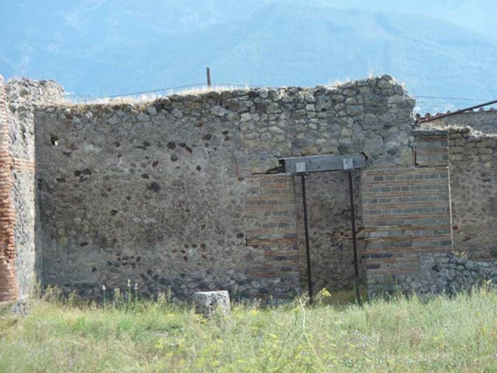 IX.4.18 Pompeii. September 2015. Doorway to changing room “g” in south-east corner of baths.