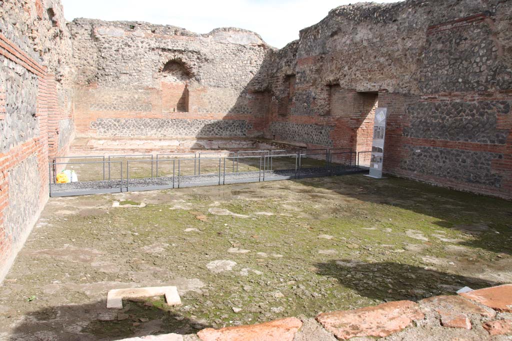 IX.4.18 Pompeii. October 2020. Room “p”, apodyterium or frigidarium, looking towards east wall with recess/niche, with doorway to room “q” on right. 
Photo courtesy of Klaus Heese.