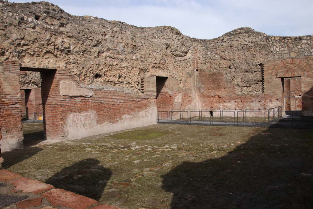 IX.4.18 Pompeii. October 2020. 
Room “q”, tepidarium, looking towards north wall with two doorways into room “p”. On the right is the doorway to room “r”. 
Photo courtesy of Klaus Heese.