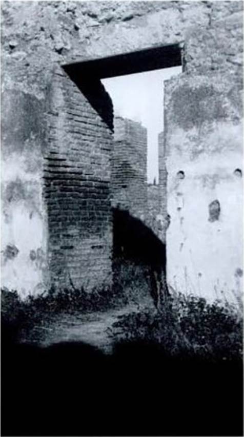 IX.4.18 Pompeii.  Photo c1930s by Tatiana Warscher of door from tepidarium to apodyterium.