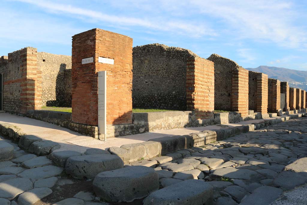 IX.4.22 Pompeii, on left, and IX.4.1, in centre. December 2018. 
Looking towards corner of junction with Via di Nola, on left, and Via Stabiana, on right. Photo courtesy of Aude Durand