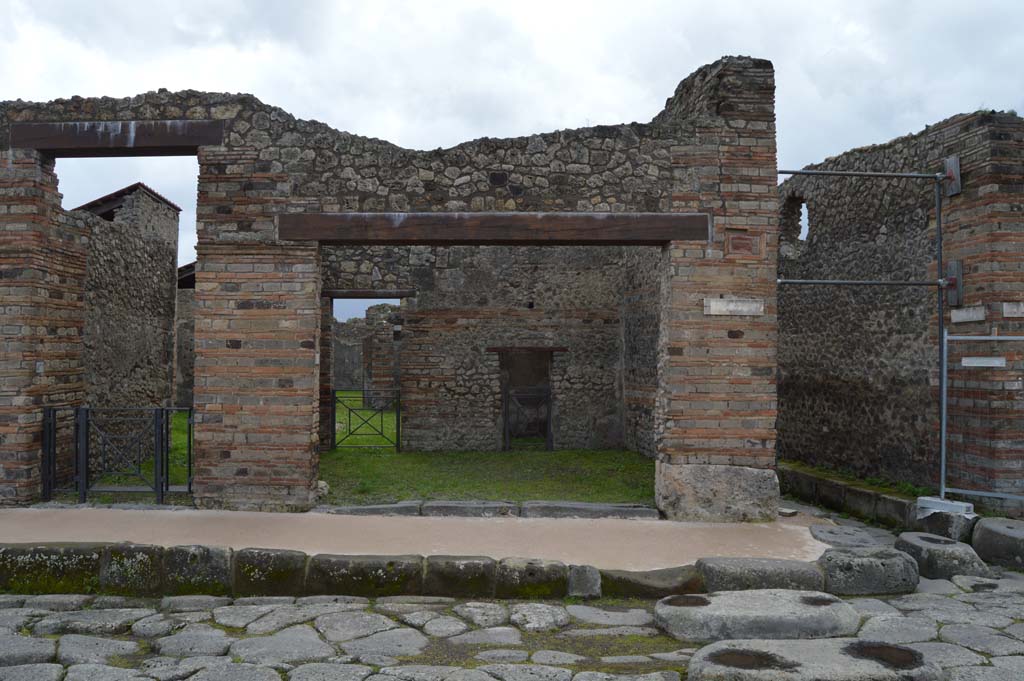 IX.5.1 Pompeii. March 2018. 
Looking south to entrance doorway to shop on Via di Nola, at corner of junction with Vicolo di Tesmo, on right.
Foto Taylor Lauritsen, ERC Grant 681269 DÉCOR.
