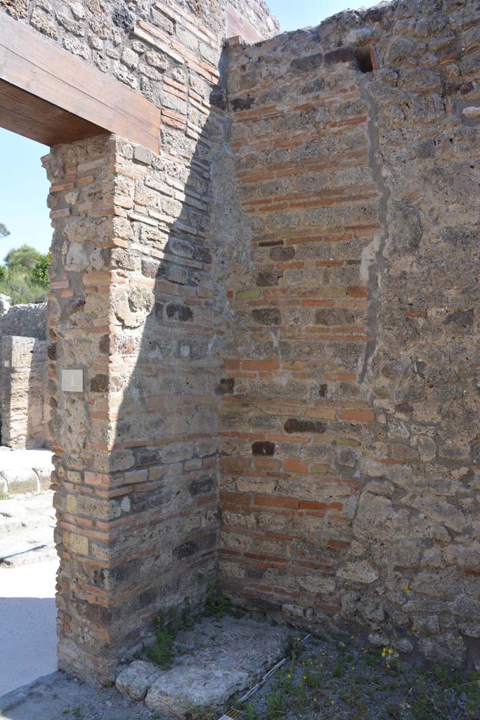 IX.5.1 Pompeii. May 2017. Looking towards north-east corner of shop-room.
Foto Christian Beck, ERC Grant 681269 DÉCOR.
