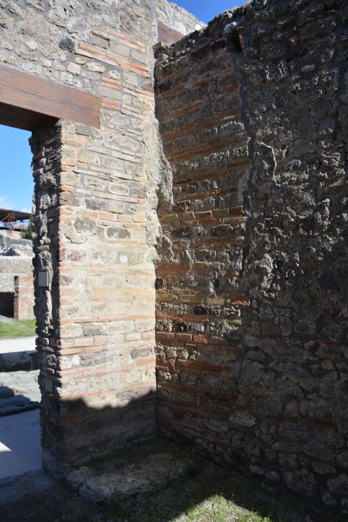 IX.5.1 Pompeii. March 2017. Looking towards north-east corner of shop-room.
Foto Christian Beck, ERC Grant 681269 DÉCOR.