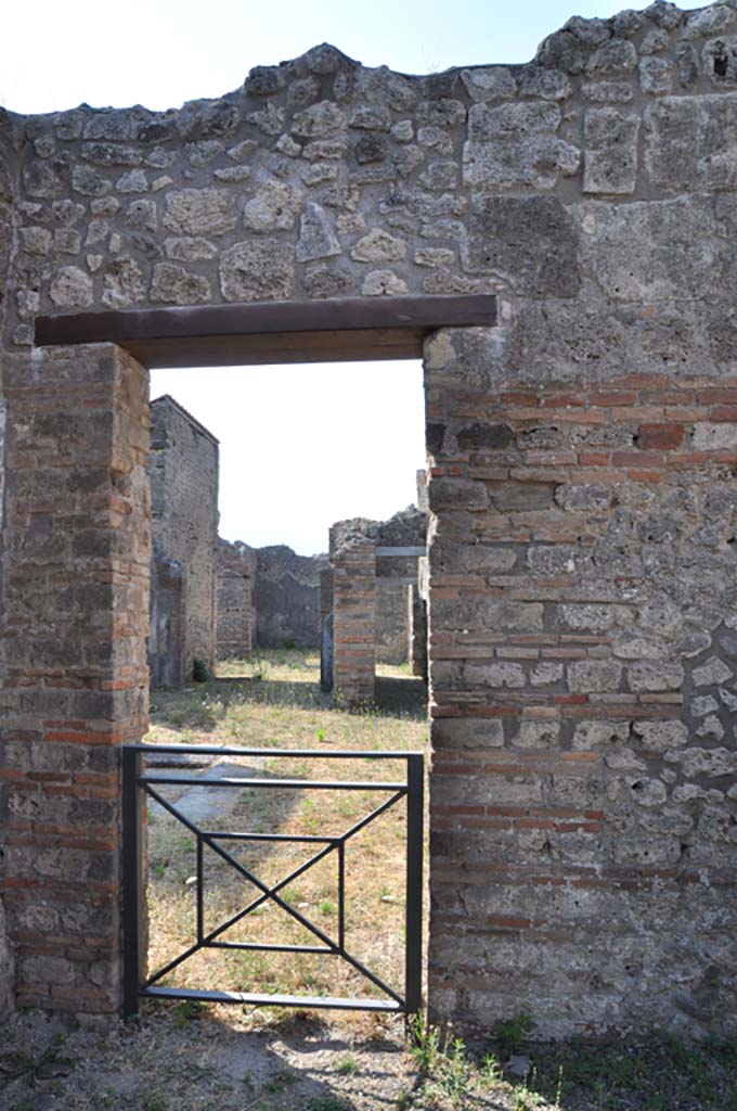 IX.5.1 Pompeii. July 2017. Doorway to atrium of IX.5.2 in south wall in south-east corner.
Foto Annette Haug, ERC Grant 681269 DÉCOR
