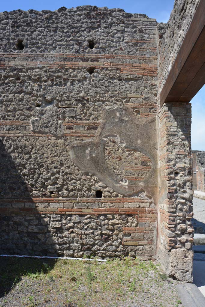 IX.5.1 Pompeii. May 2017. West wall in north-west corner of shop-room.
Foto Christian Beck, ERC Grant 681269 DÉCOR.