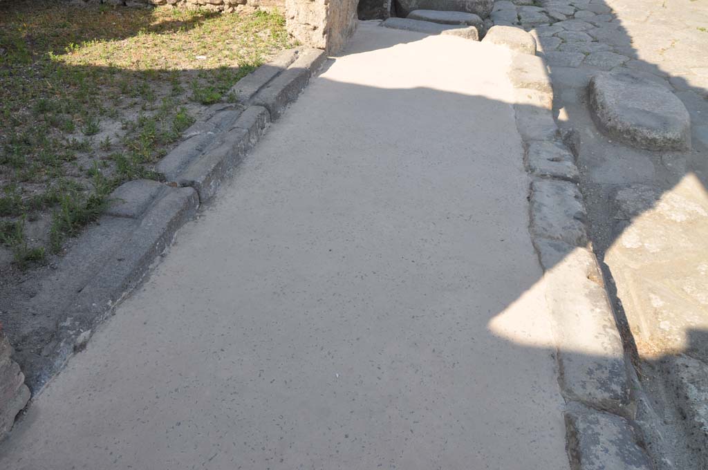 IX.5.1 Pompeii. July 2017. Looking west along pavement in Via di Nola, with entrance doorway threshold, on left.
Foto Annette Haug, ERC Grant 681269 DÉCOR.