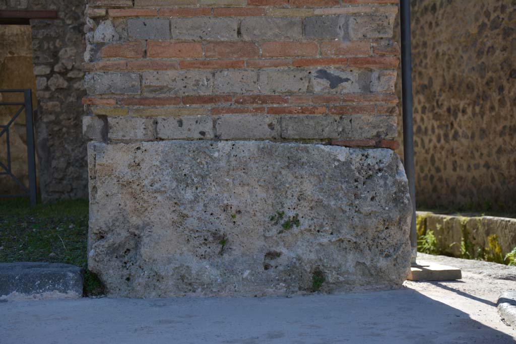 IX.5.1 Pompeii. March 2017. Base of pilaster on west side of entrance doorway.
Foto Christian Beck, ERC Grant 681269 DÉCOR.