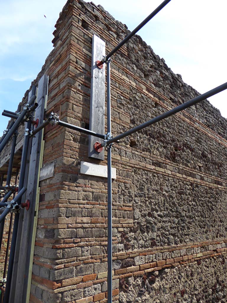 IX.5.1 Pompeii. September 2015. 
Exterior side wall of shop, on east side of Vicolo di Tesmo at junction with Via di Nola.
Foto Annette Haug, ERC Grant 681269 DÉCOR.