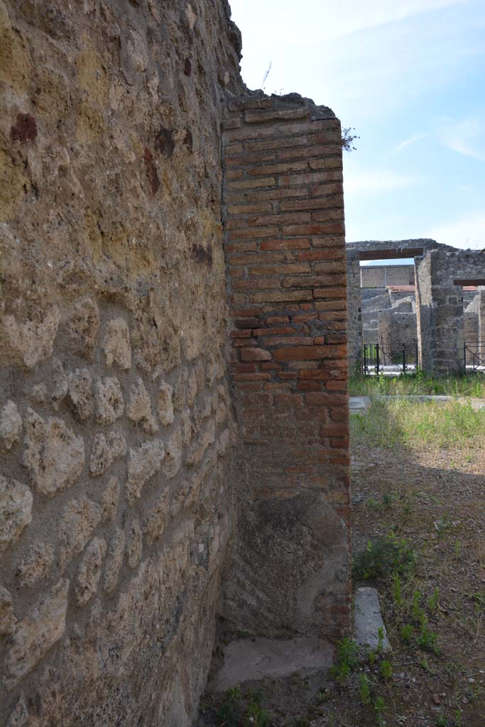 IX.5.2 Pompeii. May 2017. 
Room ‘L’, west side, looking north to pilaster separating from room ‘k’.
Foto Christian Beck, ERC Grant 681269 DÉCOR.