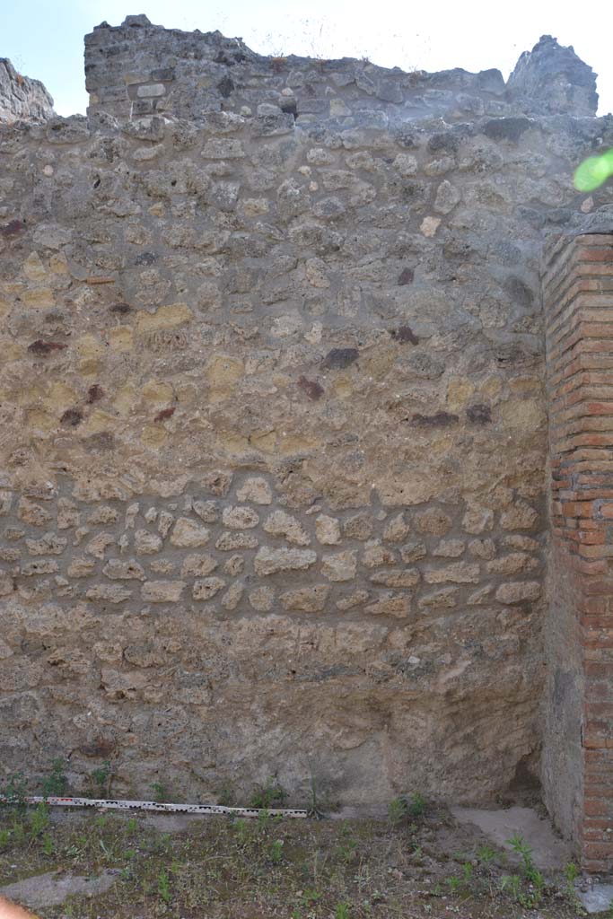 IX.5.2 Pompeii. May 2017. 
Room ‘L’, west wall at north end, with pilaster separating from room ‘k’, on right.
Foto Christian Beck, ERC Grant 681269 DÉCOR.