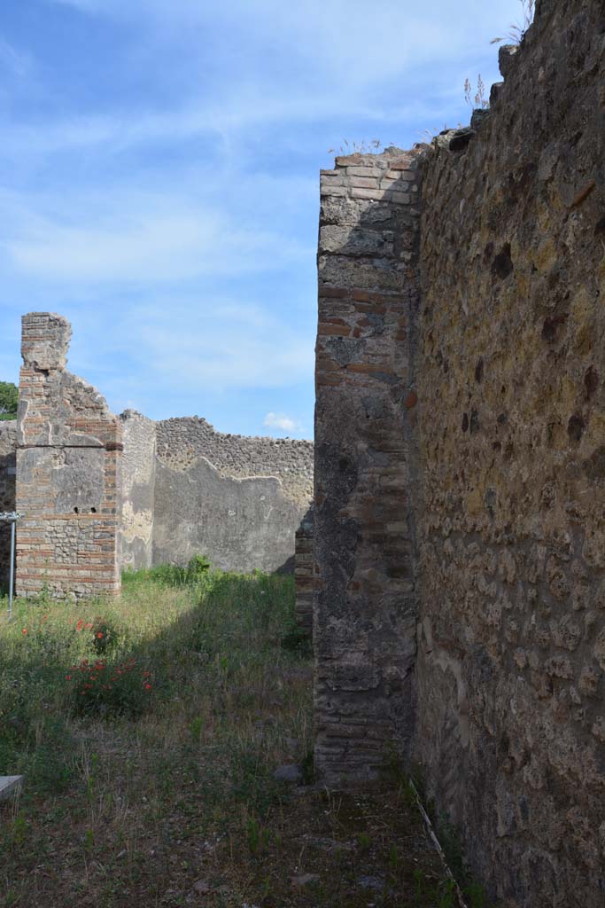IX.5.2 Pompeii. May 2017. Room ‘L’, looking south along west wall towards peristyle ‘p’.
Foto Christian Beck, ERC Grant 681269 DÉCOR.