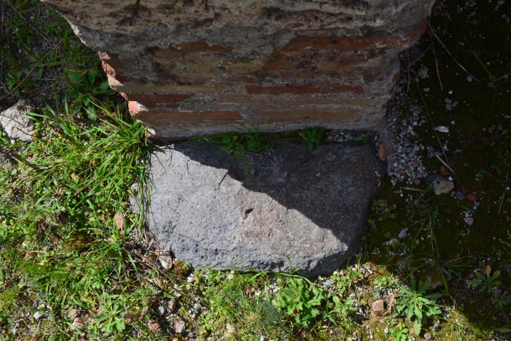 IX.5.2 Pompeii. March 2017. Room ‘L’, doorway threshold at south end of west wall, with peristyle ‘p’, on left.
Foto Christian Beck, ERC Grant 681269 DÉCOR.